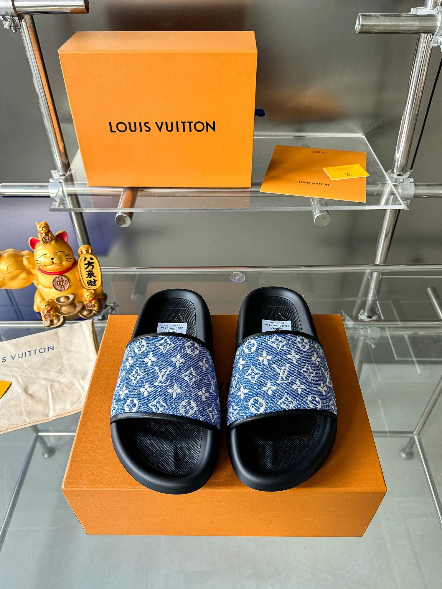 [L Home] P: 300💰 ▪️Shoe size: Women's 35-40 Men's 38-46▪️Packaging: Counter top quality~original packaging Louis Vuitton lv couple's monogram embossed slippers This season, Waterfront sandals return with a new look, and the upper buckle is embossed with Louis Vuitton's iconic Monogram pattern. Made of waterproof rubber with a comfortable and resilient insole. The lightweight, flexible outsole is embossed with the Louis Vuitton logo. Exquisitely packaged at the delivery counter 🛍📦 ▪️Fabric: Original molded rubber foam ▪️Sole: Original molded rubber foam outsole ▪️Sole thickness: 3CM.
